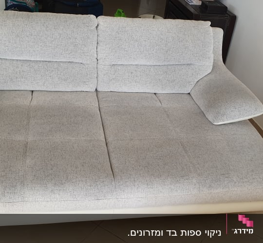 ספה אפורה נקייה ומסודרת בחדר